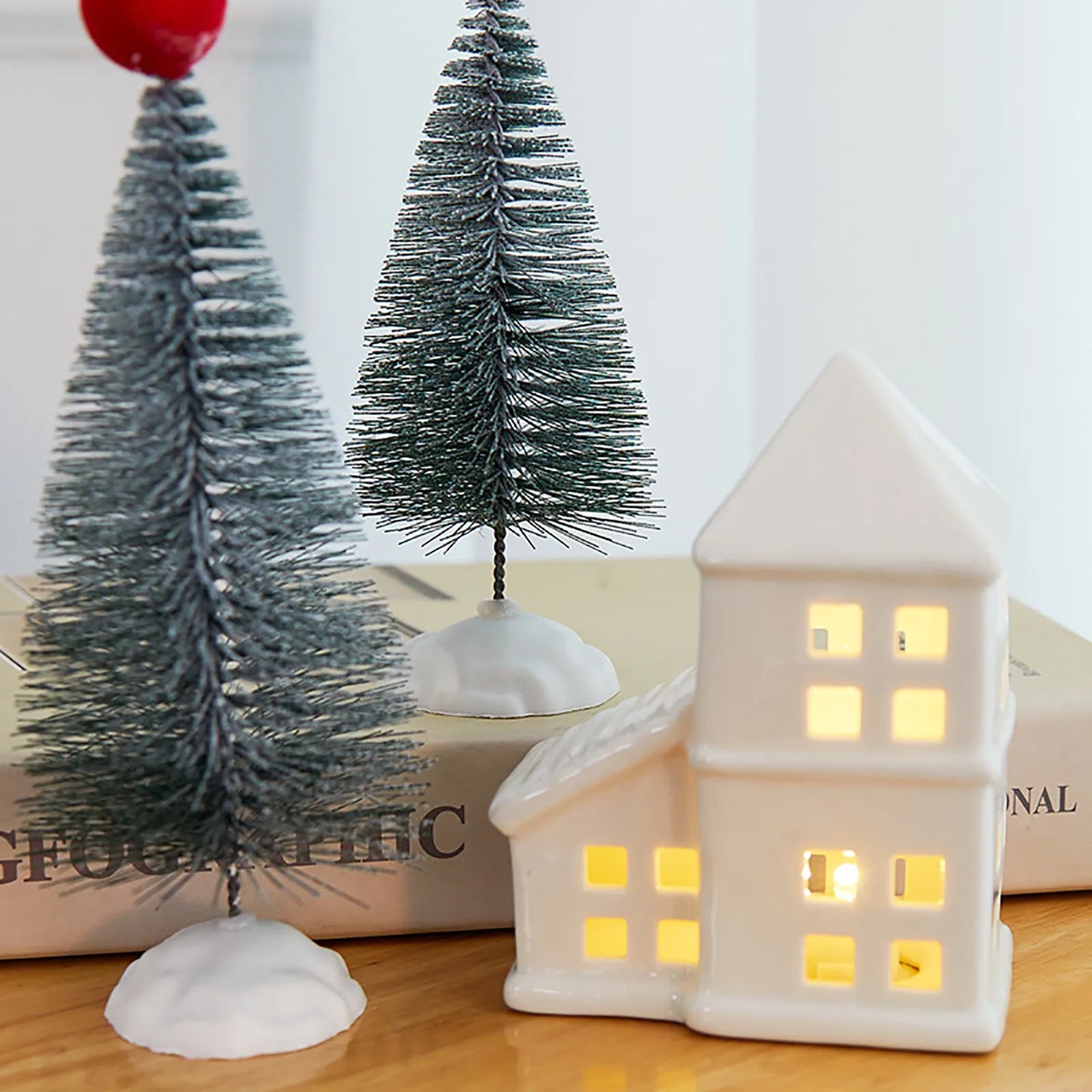 White Christmas Glitter Village Porcelain Ceramic Figurines， For Holiday Mantle Tabletop Decor Festive Kindergarten Ornament