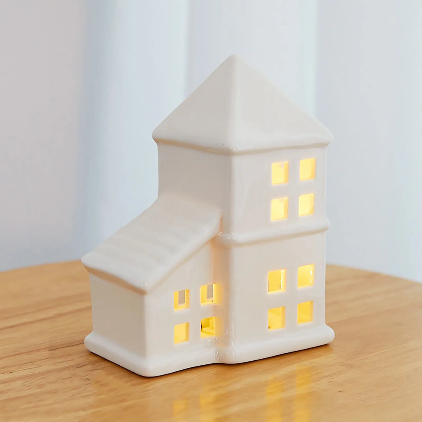 White Christmas Glitter Village Porcelain Ceramic Figurines， For Holiday Mantle Tabletop Decor Festive Kindergarten Ornament